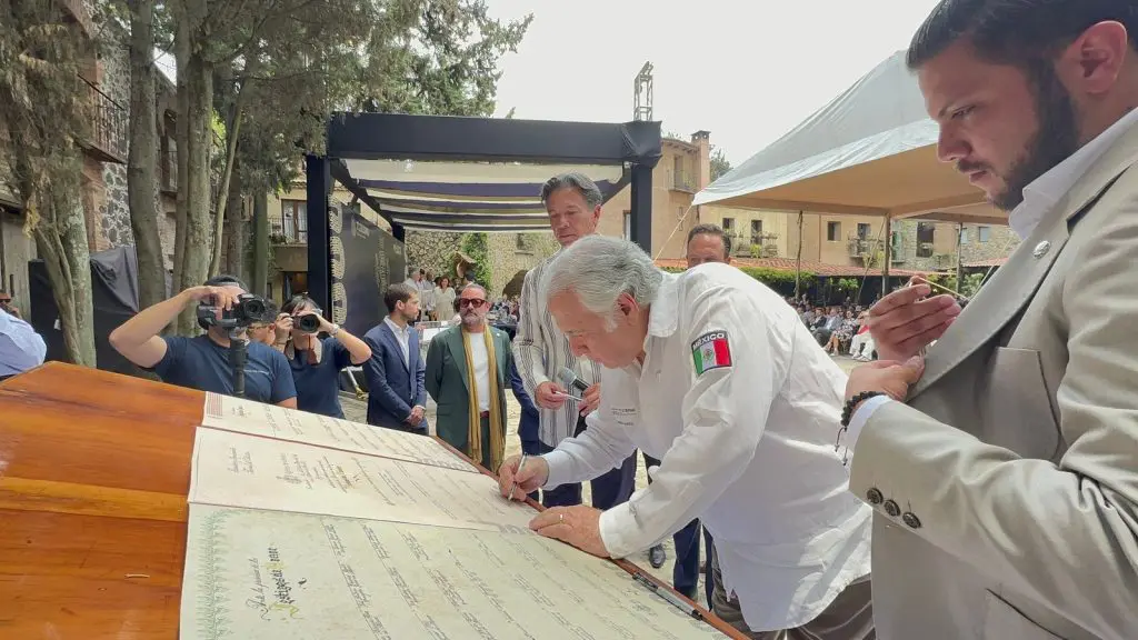 Miguel Torruco Márques presente en el nombramiento de Val’Quirico primer reino de mexico.