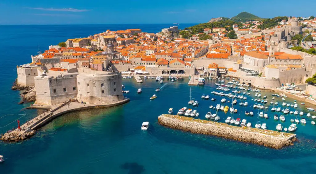 La razón por la que esta ciudad prohibió las maletas de ruedas Turistas o turismo en masas en Croacia