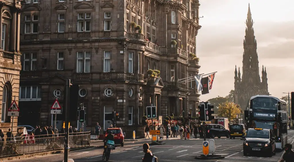 Edimburgo impone cobro a turistas por pernocta 
