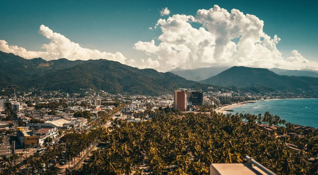 Congreso aprueba impuesto a turistas extranjeros en Puerto Vallarta 