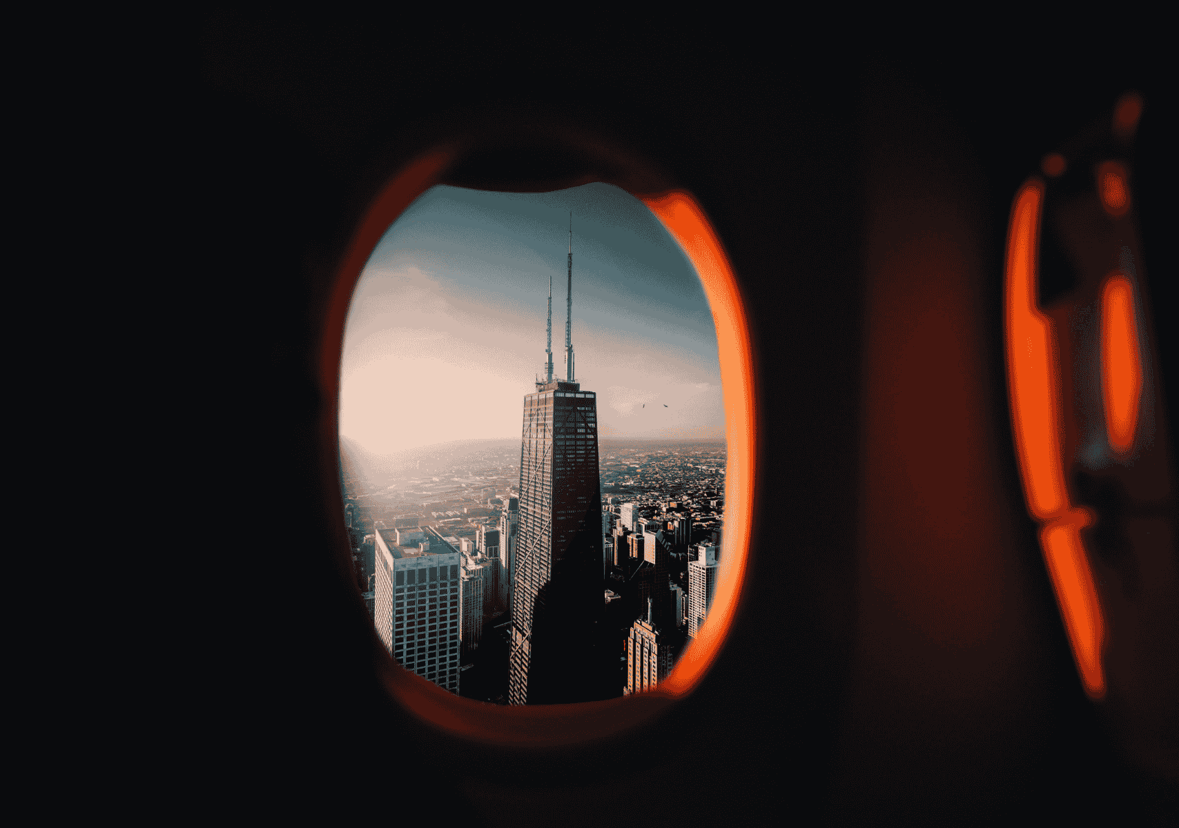 Ventana de un avión con vista a Chicago,Estados Unidos. Te decimos si necesitas la visa americana para conexiones en EU