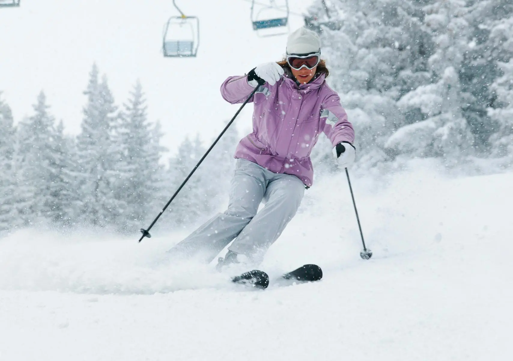 Mujer disfrutando de la temporada de esquí en Canadá