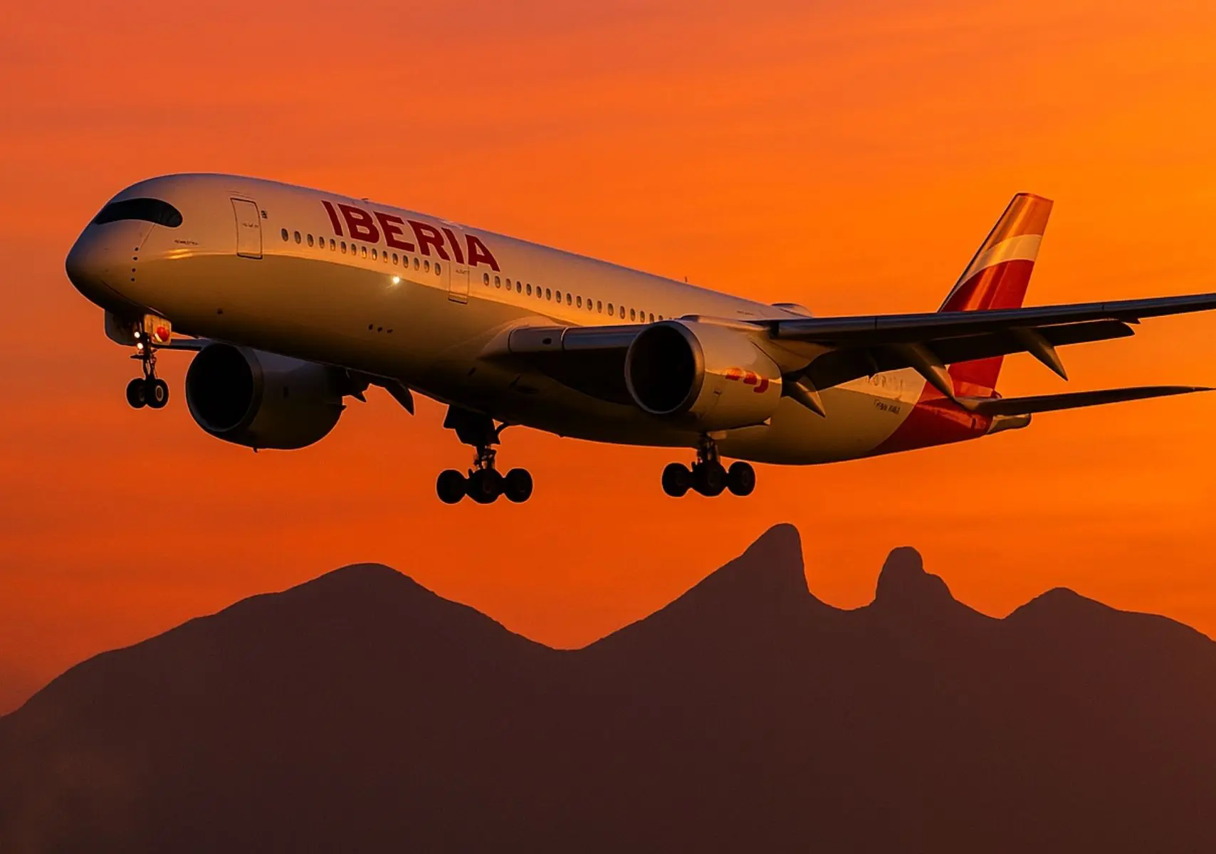 Avión de Iberia sobrevolando en Monterrey al atardecer, con el cerro de la Silla de fondo