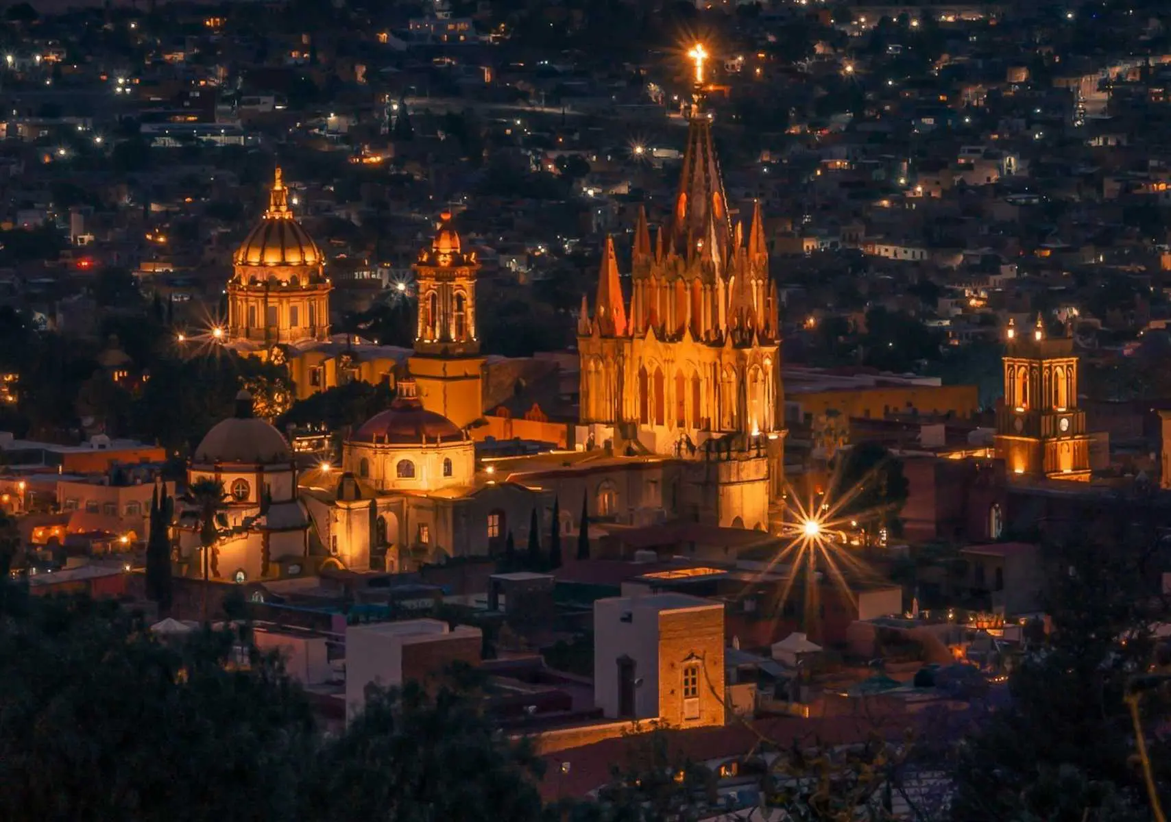 vista panorámica de la catedral de San Miguel de Allende de noche