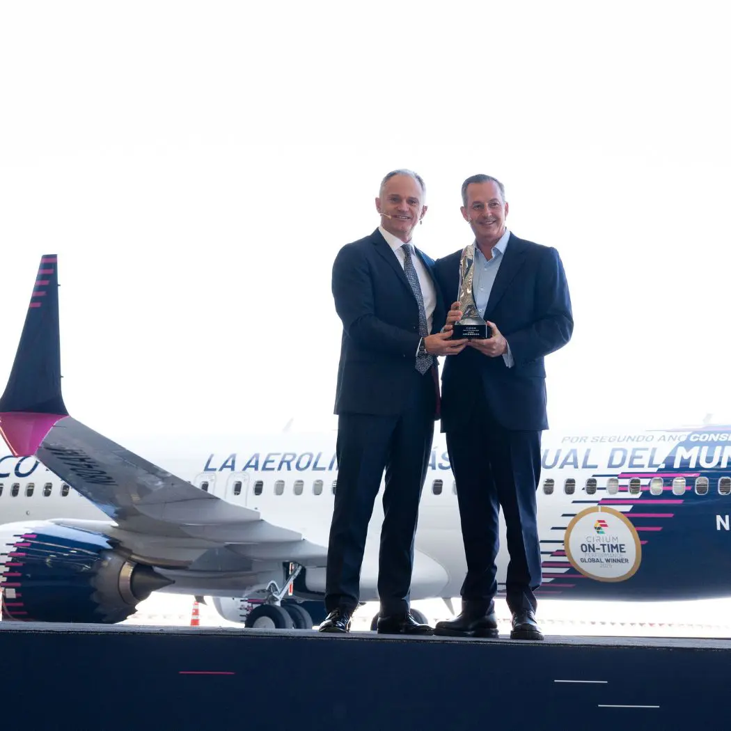 Aeroméxico es reconocida como la mejor aerolínea de Norteamérica y la más puntual del mundo. Andrés Conesa, director general de Aeroméxico y Jeremy Bowen, CEO de la consultora especializada en análisis de datos de aviación.