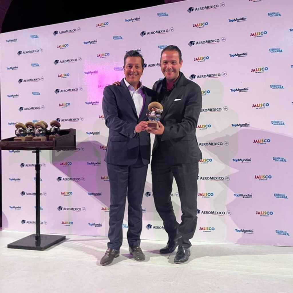Giancarlo Mulinelli, Director de ventas globales de Aeroméxico; y Arturo Javier Galicia, Director corporativo de Grupo JAVA