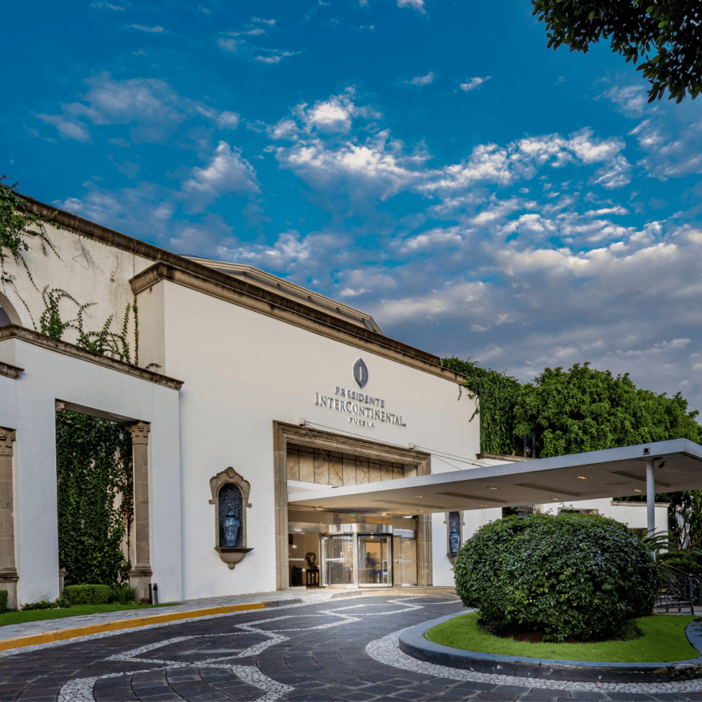 Entre las amenidades principales del Presidente InterContinental Puebla destaca una piscina climatizada al aire libre