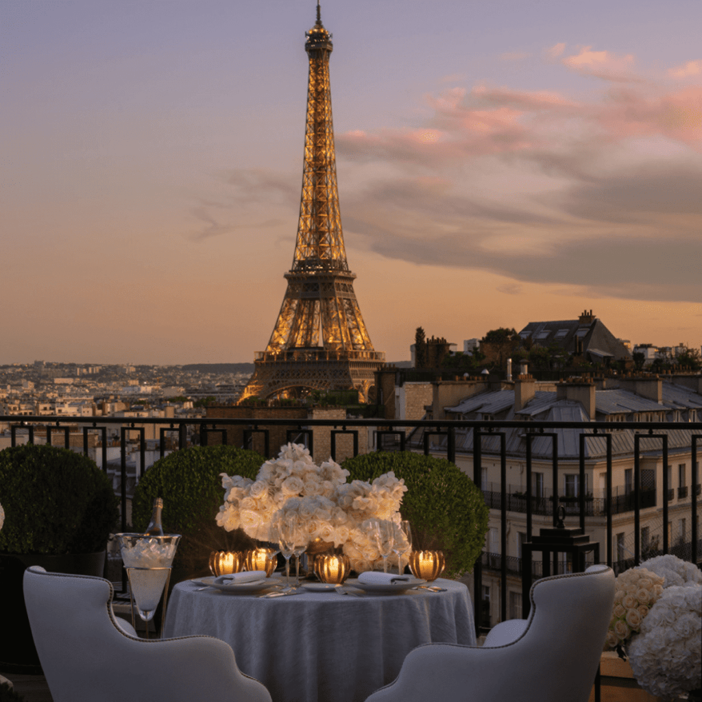 Estos son los hoteles más lujosos de Francia premiados en 2025 Four Seasons Hotel George V – Un templo del lujo parisino, reconocido por su arte floral y su gastronomía con estrellas Michelin.