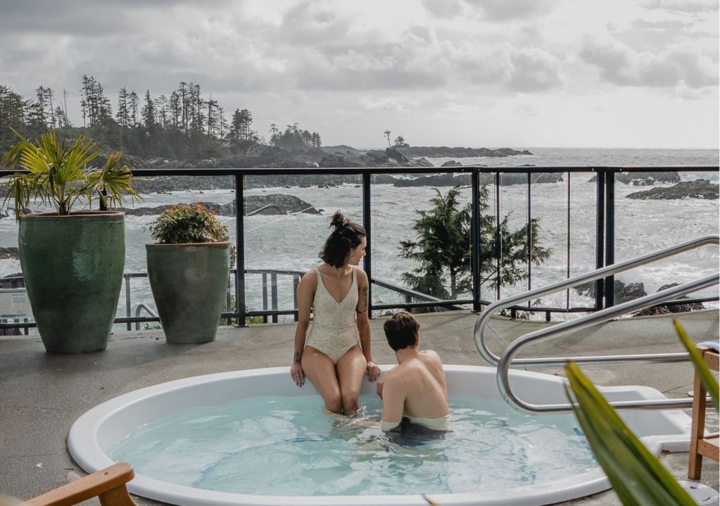 5 destinos de lujo y poco convencionales para una escapada romántica de pareja Clayoquot Wilderness Lodge en destinos románticos.